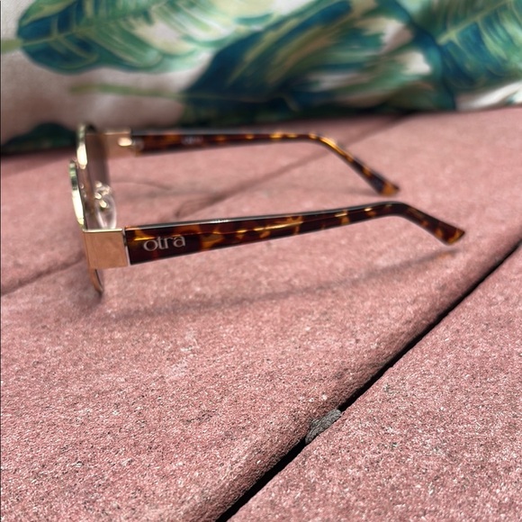 Gold and Black Round Sunglasses - Picture 5 of 6